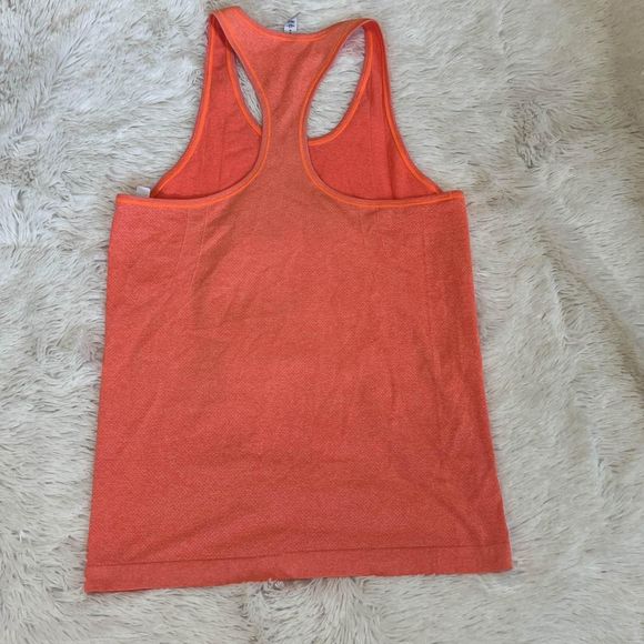 Woman’s Under Armour Tank Top Size Medium - Picture 6 of 7
